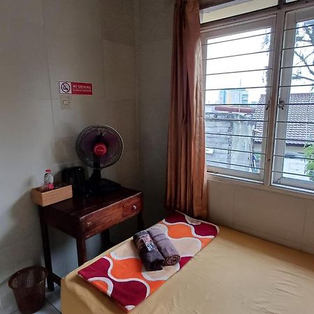 Kost Carmelia Syariah Baranangsiang Bogor Hotel Exterior foto